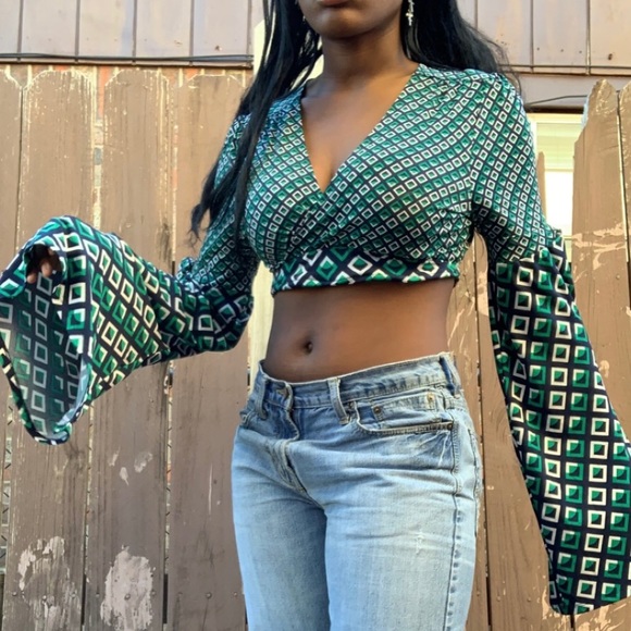 Bell sleeve v neck cropped top - Picture 3 of 8